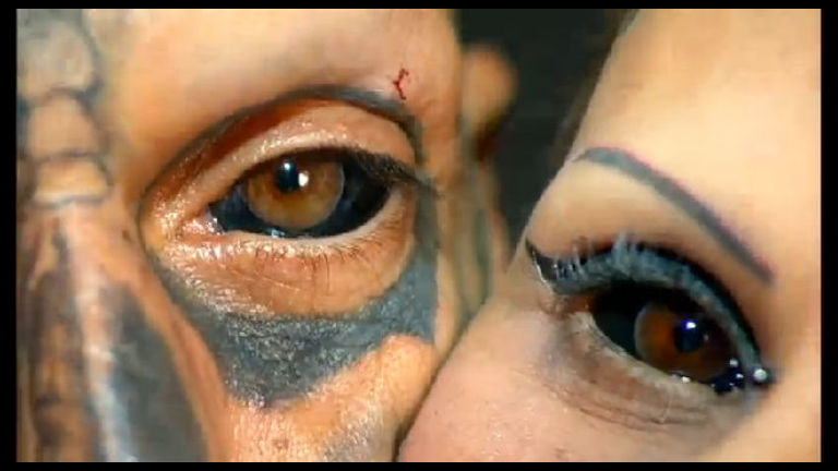 Casal tatuado pinta os olhos; veja como é feito o procedimento