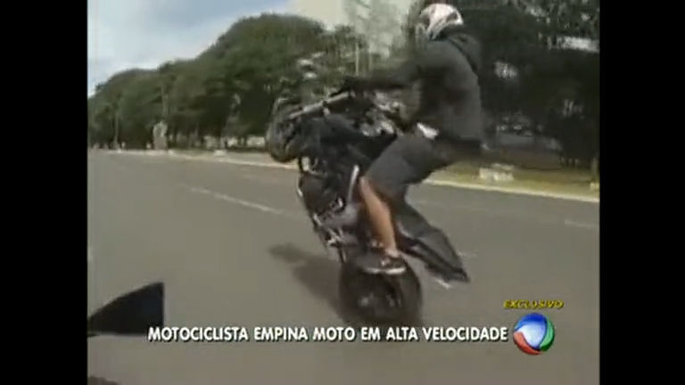 Motociclista é Gravado Empinando Moto Na Esplanada Dos Ministérios