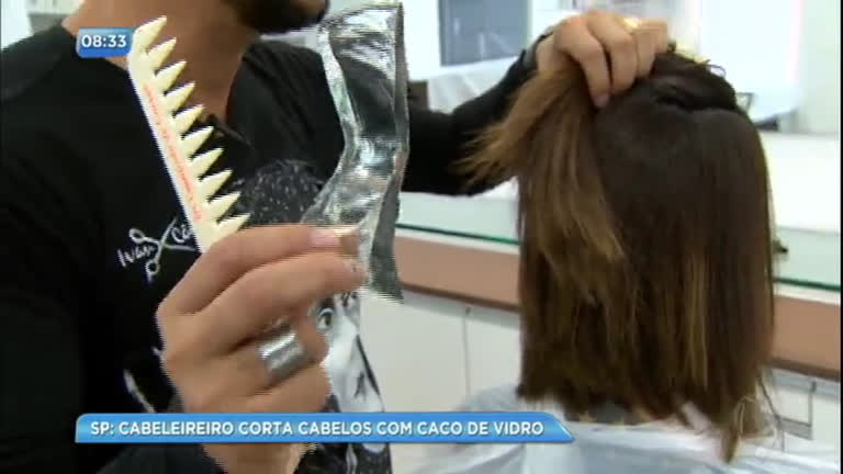 homem cortando cabelo