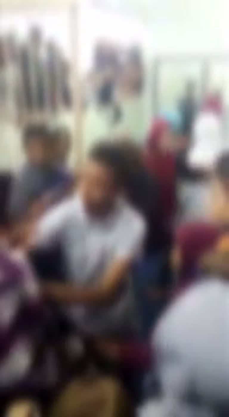 Vídeo: Diretora tenta separar briga entre alunos em escola em Carapicuíba