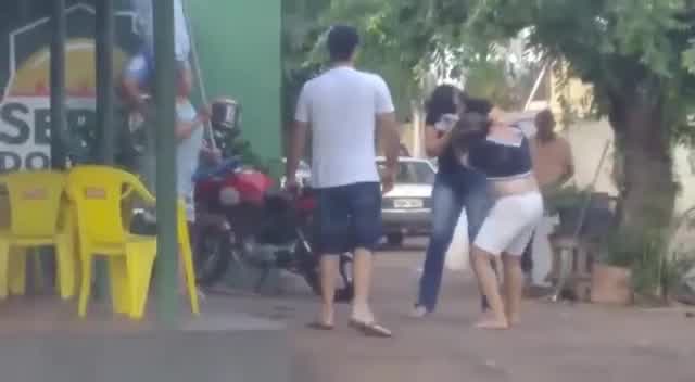 Vídeo: Homem entra em briga da esposa e atinge mulher com joelhada no MT