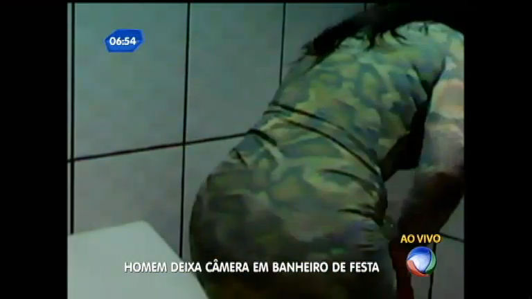 Jovem abusado instala cÃ¢mera escondida em banheiro de