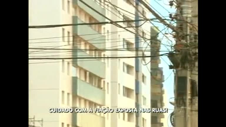 Vídeo: Veja cuidados com a ficação eleétrica exposta nas ruas