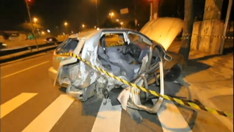 Vídeo: Roda de carro atinge passageiro após batida na zona leste de SP