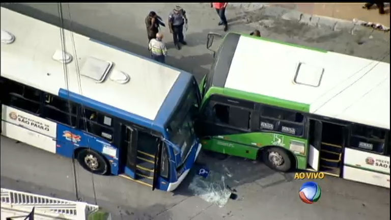 Vídeo: Ônibus batem de frente e deixam sete feridos na zona norte de São Paulo