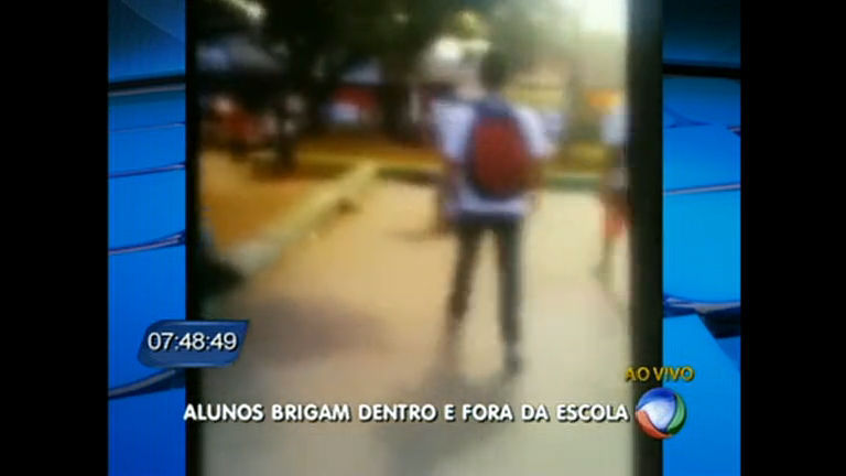 Vídeo: Alunas se agridem em escola do DF