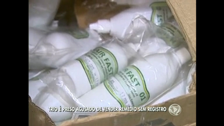 Vídeo: Trio é preso acusado de vender tônico capilar sem registro