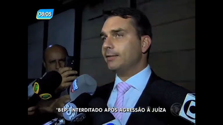 Rio: Flávio Bolsonaro defende detentos após agressão a juíza no Batalhão Especial Prisional