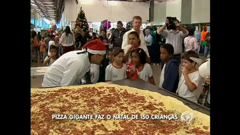 Vídeo: Chefe de cozinha leva pizza de dois metros para crianças das Estrutural