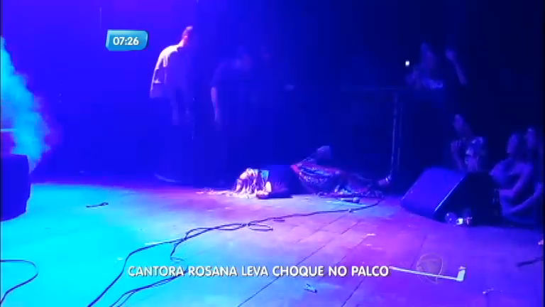 Vídeo: Cantora Rosanah leva choque elétrico ao cantar Como Uma Deusa durante show em Belo Horizonte