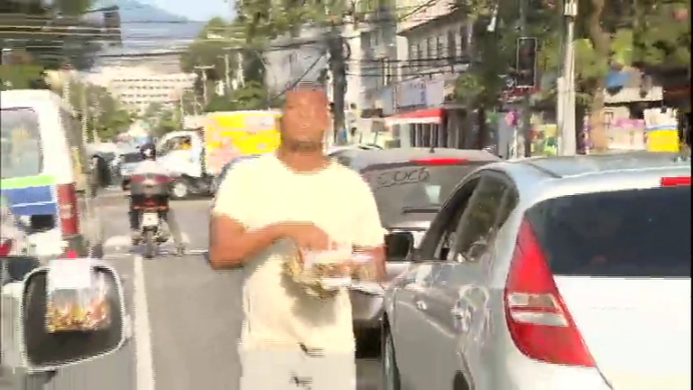 Vídeo: 

Nas praias e ruas do Rio, vendedores ambulantes precisam
mostrar fôlego de atleta


