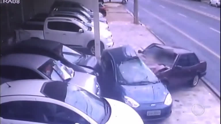 Vídeo: Motorista tem mal súbito e atinge
veículo estacionado em Uberaba (MG)