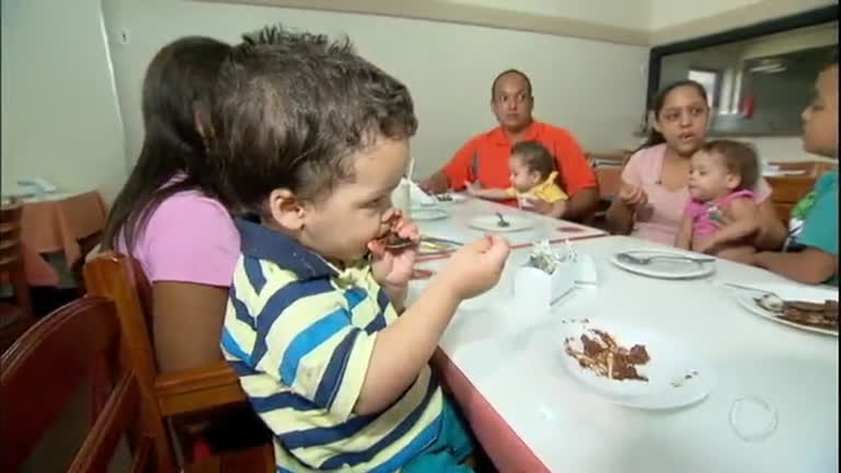 Vídeo: 

Família de três pares de gêmeos vai a um restaurante pela
primeira vez

