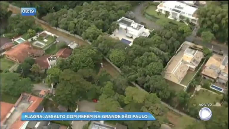 Vídeo: SP no Ar flagra assalto com refém em condomínio de luxo na Grande São Paulo