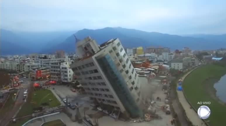 Vídeo: Bombeiros fazem buscas por desaparecidos em escombros de terremoto em Taiwan