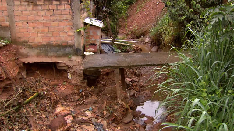 Vídeo: Chuva causa desmoronamento de passarela e deixa moradores aflitos