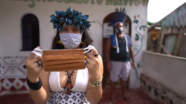 Vídeo: Índios no Amazonas sobrevivem produzindo máscaras