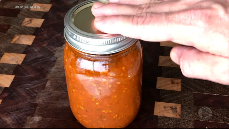 Vídeo: Guga Rocha ensina a fazer e conservar molho de tomate caseiro