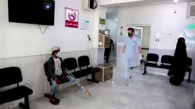 Vídeo: Sírio com a perna amputada se torna fisioterapeuta
