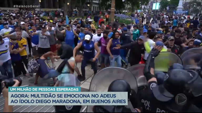 Vídeo: Fãs entram em confronto com a polícia durante velório de Diego Maradona