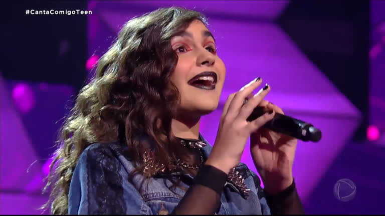 Ciça Moreira solta a voz com versão rock de Lady Gaga e levanta 99 jurados  - RecordTV - R7 Canta Comigo Teen 1