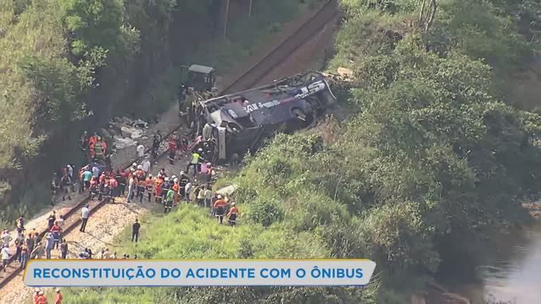 Vídeo: Corpos de 19 vítimas de acidente com ônibus em MG são sepultados
