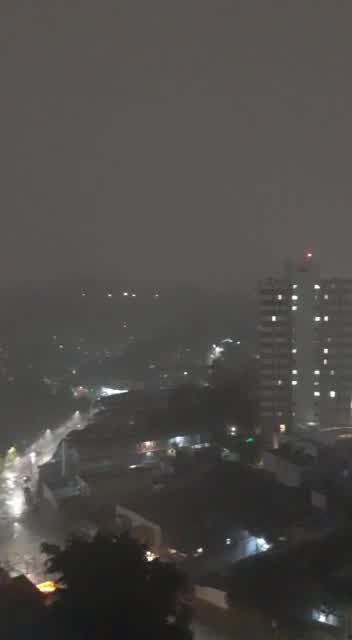 Vídeo: Vídeo mostra temporal e queda de raio na zona oeste de SP