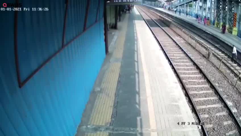 Vídeo: Homem é salvo por pouco de ser atropelado por um trem na Índia