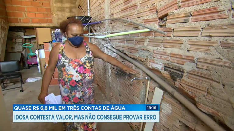 Vídeo: Idosa tenta contestar contas de água que somam quase R$ 7 mil