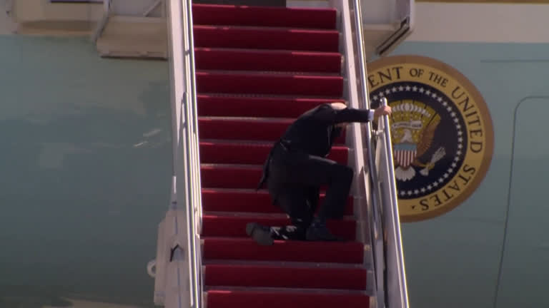 Vídeo: Presidente dos EUA cai ao embarcar em avião, mas passa bem