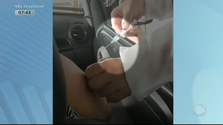 Vídeo: Idosa se surpreende ao descobrir que dose de vacina não foi aplicada por enfermeira