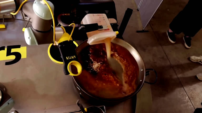 Vídeo: Robô cozinha paella e resultado surpreende: 'Espetacular', diz chef