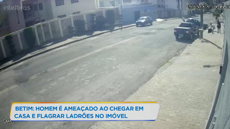 Vídeo: Morador flagra suspeitos roubando casa e é ameaçado na Grande BH