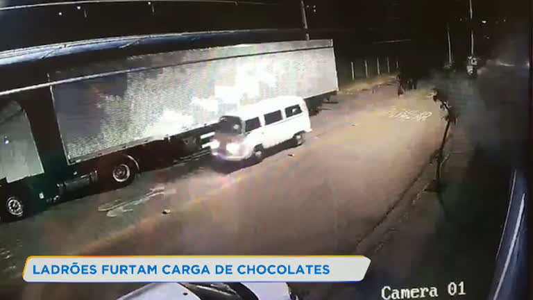 Vídeo: Carga de chocolates é furtada de caminhão em Belo Horizonte