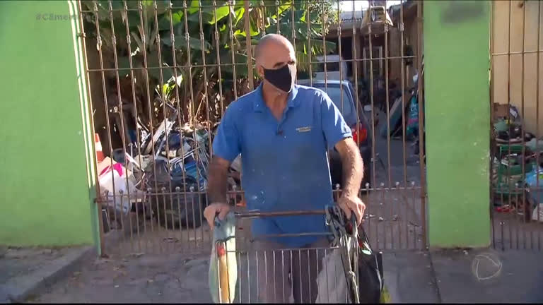 Vídeo: Fora de controle: homem acumula objetos encontrados na rua