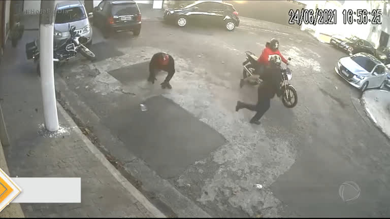 Vídeo: Motociclista põe criminosos para correr após tentativa de assalto