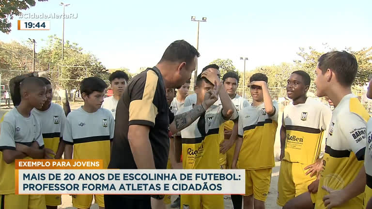 Vídeo: Escolinha de futebol ajuda a formar atletas há 20 anos em Curicica