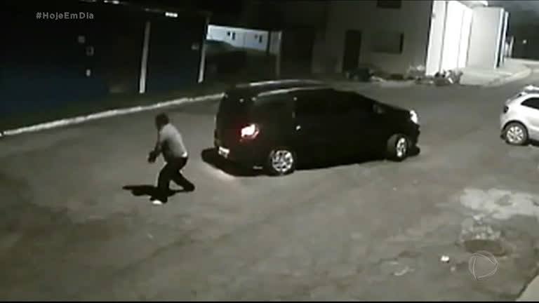 Vídeo: Motorista de aplicativo é baleado depois de ser vítima de sequestro-relâmpago