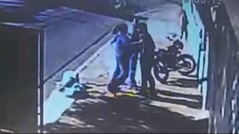 Vídeo: Homem é baleado por Guarda Municipal durante discussão entre vizinhos