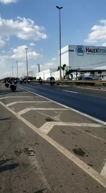 Vídeo: Presidente participa de passeio de moto em Goiânia