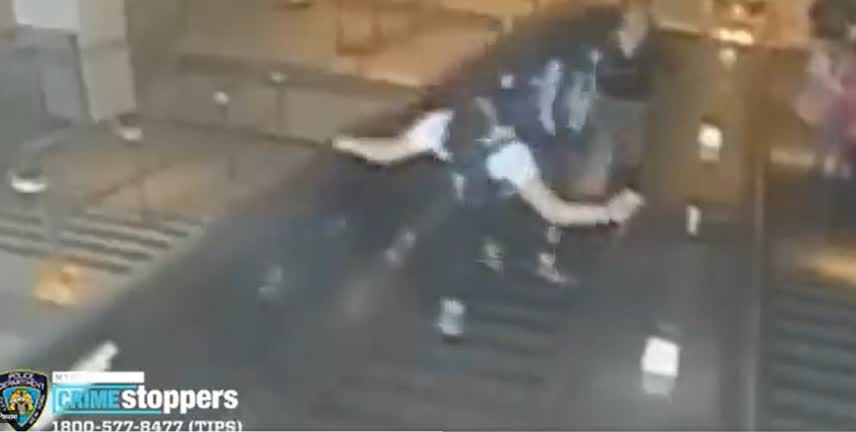 Vídeo: Homem chuta mulher em escada rolante no Metrô de Nova York
