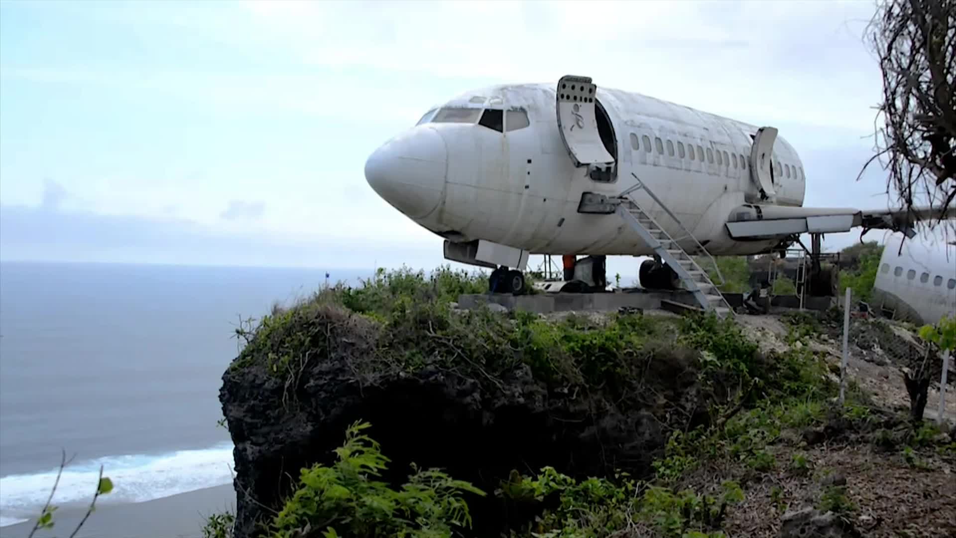 Vídeo: Boeing 737 é exposto no alto de um penhasco na Indonésia