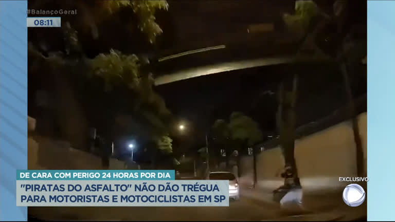 Vídeo: Bandidos armados pulam na frente de carros para assaltar motoristas