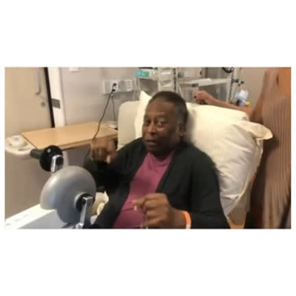 Vídeo: Pelé faz fisioterapia em hospital durante recuperação de cirurgia