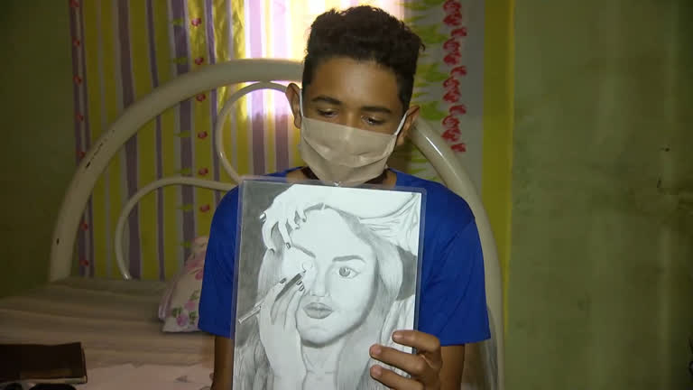 Vídeo: Adolescente vende desenhos e ajuda a família na Grande BH