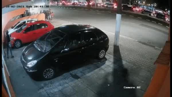Vídeo: Motorista invade calçadão e atinge família no litoral de SP; veja vídeo