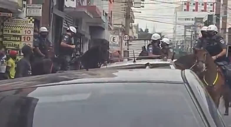 Vídeo: Policiais agridem camelô com cassetetes no Brás (SP); veja vídeo
