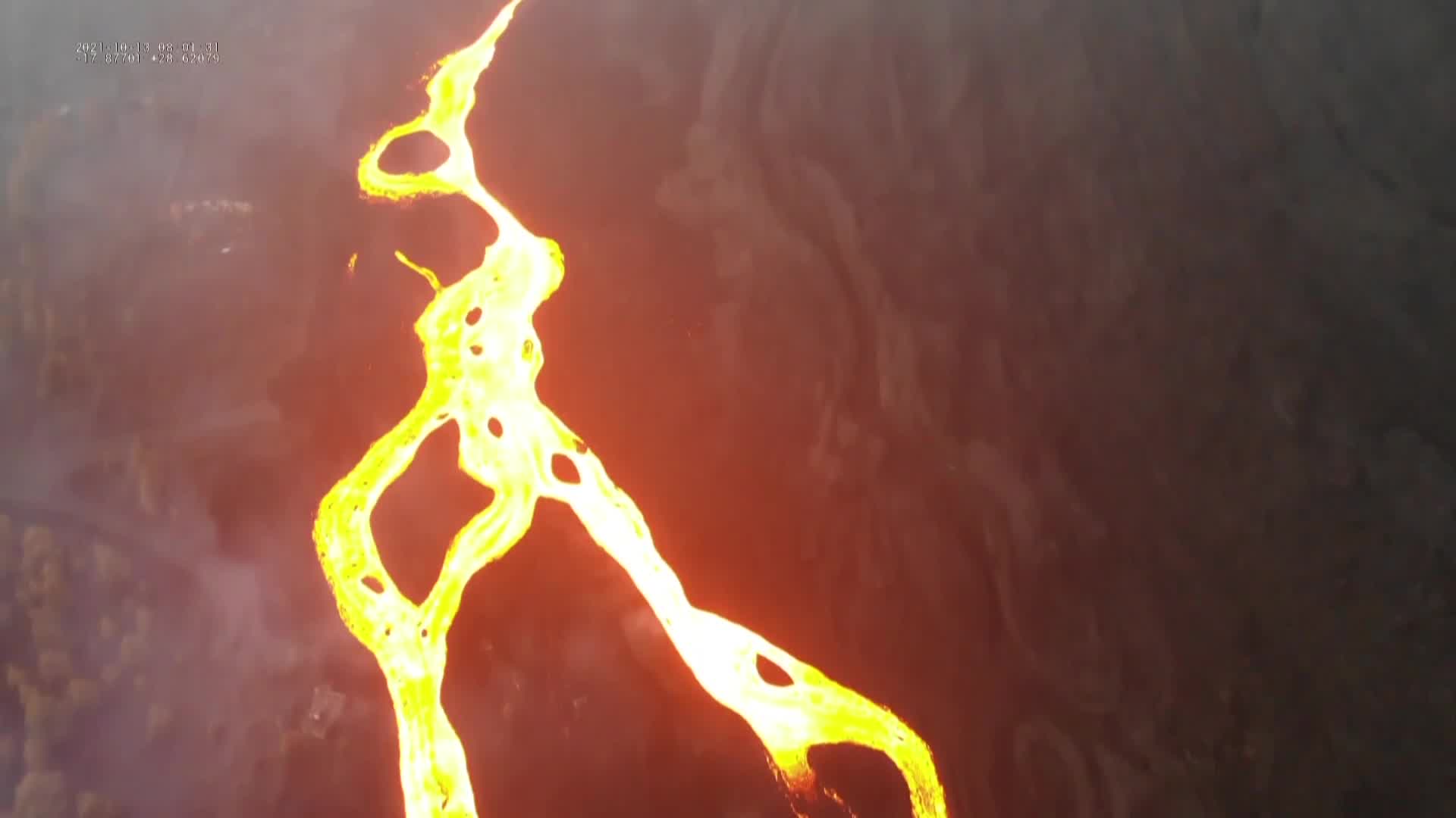 Vídeo: Lava do vulcão Cumbre Vieja corta a terra em rios incandescentes