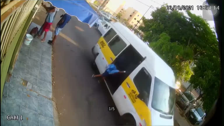 Vídeo: Criança que caiu de van escolar recebe alta após 10 dias internada