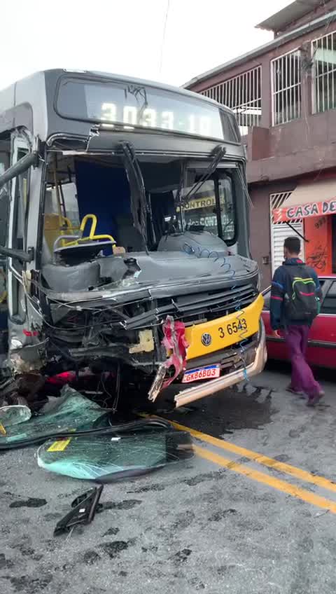 Vídeo: Vídeo mostra acidente grave entre ônibus e carro na zona leste de SP